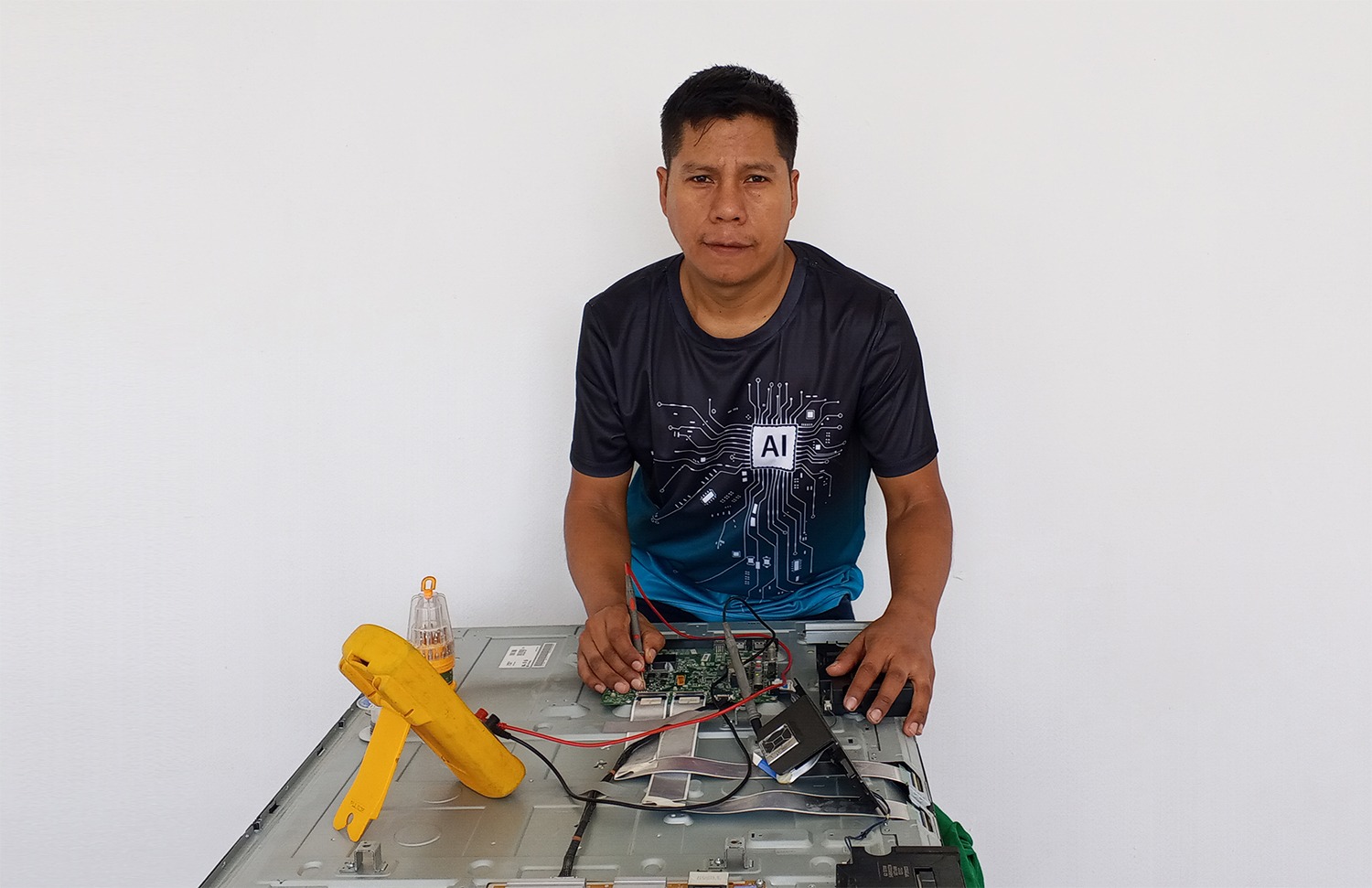 Técnicos reparando televisor